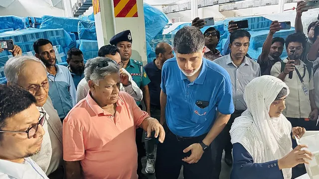 রাজশাহীতে প্রাণ-আরএফএল গ্রুপের একটি কারখানার ভেতরে পরিদর্শক দল ও কর্মীরা