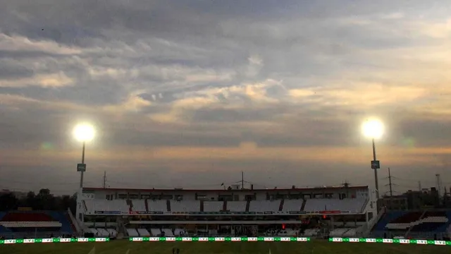 সন্ধ্যার আকাশের নিচে ফ্লাডলাইট জ্বলা রাওয়ালপিন্ডি ক্রিকেট স্টেডিয়ামের গ্যালারি ও মাঠের একাংশ