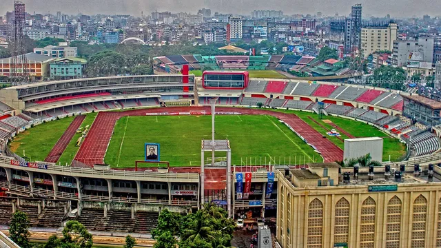 ঢাকার বঙ্গবন্ধু জাতীয় স্টেডিয়ামের ওপর থেকে তোলা দৃশ্য; মাঝখানে ফুটবল মাঠ, চারপাশে ট্র্যাক ও গ্যালারি