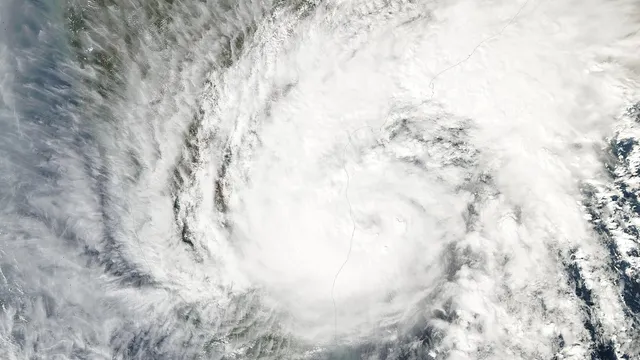 বঙ্গোপসাগরের ওপর পাক খাওয়া ঘন সাদা মেঘের নাসার উপগ্রহচিত্র, যেখানে একটি ঘূর্ণিঝড়ের কাঠামো স্পষ্ট