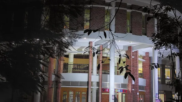 রাতের আলোয় চুয়েট ক্যাম্পাসের ইটের নকশার একটি ভবনের প্রবেশমুখ ও থামযুক্ত বারান্দা।