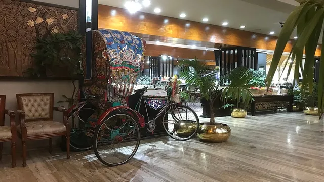 প্যান প্যাসিফিক সোনারগাঁও হোটেলের লবিতে সাজিয়ে রাখা রঙিন রিকশা
