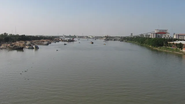 নারায়ণগঞ্জের কাছে শীতলক্ষ্যা নদী