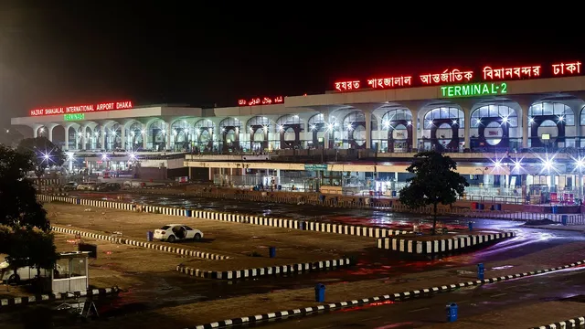 রাতের আলোয় ঢাকার হজরত শাহজালাল আন্তর্জাতিক বিমানবন্দরের টার্মিনাল-২ ভবন